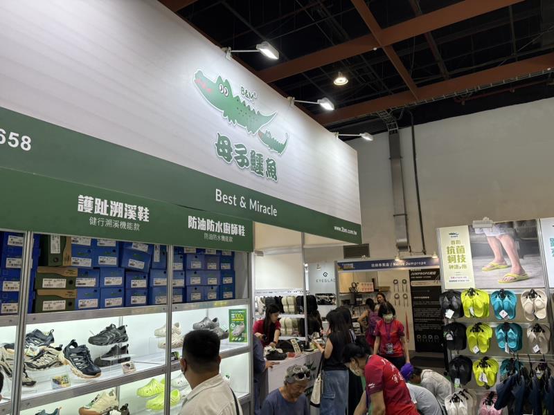 台灣鞋業國民品牌母子鱷魚廣受消費者親青睞，開展第一天就吸引大群消費者親臨展區體驗與購買。