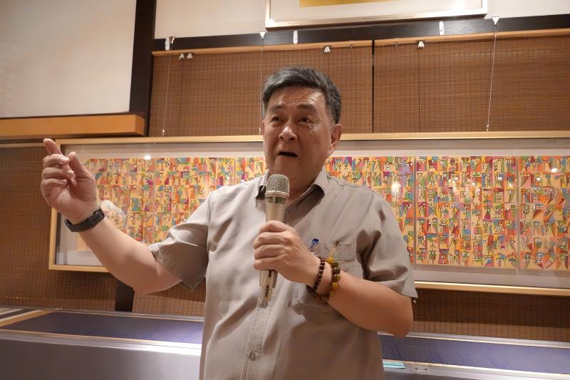 華梵大學李天任校長肯定李蕭錕教授的寫經不只是宗教境界，更是藝術創作層次。
