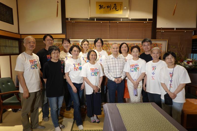 華梵大學佛藝系客座教授李蕭錕（前排右四）帶領學生舉辦多彩心經創作展。