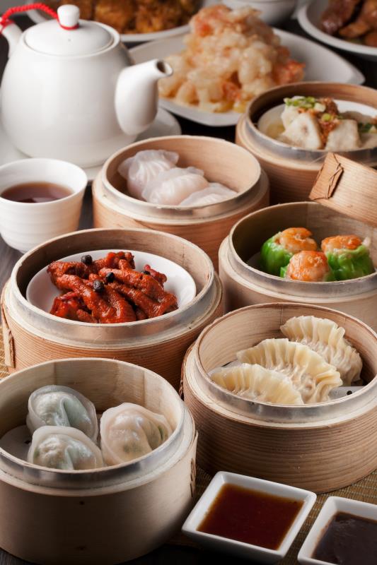 圖說10-線上旅展獨家商品翰品高雄港都茶樓雙饗券，可享三人份的豐盛港點或經典烤鴨，售價為1,599元。_
