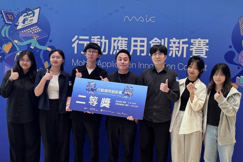 二等獎：左為 聽損兒童 AI 口語練習平台_生聲(逢甲大學、弘光科大、中興大學)、右為_iMirror沉浸式鏡像復健系統(臺灣大學)