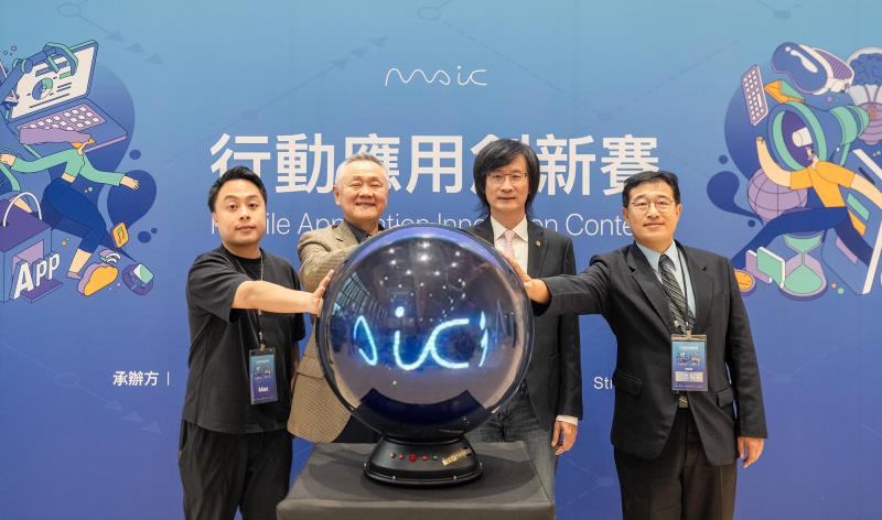 台灣決賽啟動儀式-左二為Straight A晶盛科技程應龍總經理、右二為逢甲大學唐國豪副校長。