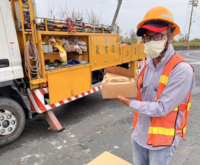 饗賓集團提供點心餐盒，慰勞第一線重建工作人員及災民。