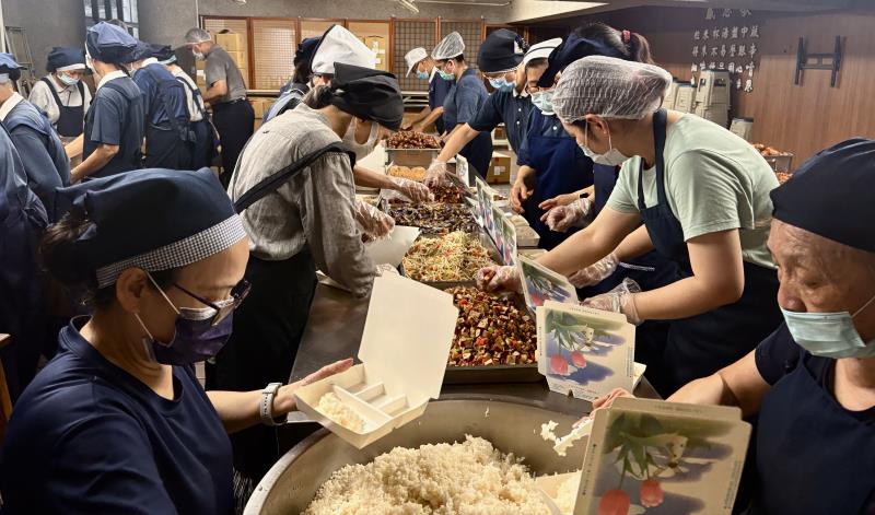 慈濟災後投入供應熱食工作。(圖為慈濟基金會提供)