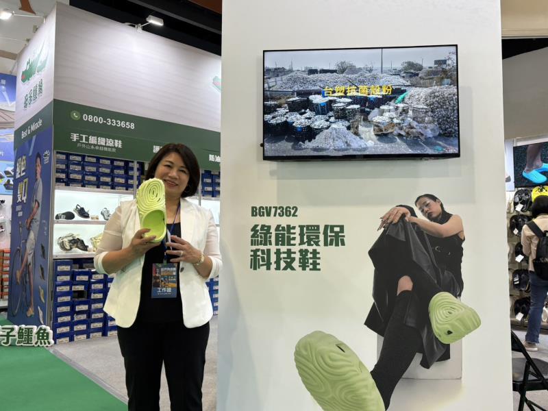 國民品牌母子鱷魚總經理呂淑珍帶領團隊研發的全回收機能鞋6月9日在匈牙利全球永續時尚週亮相，台灣之光登上國際。
