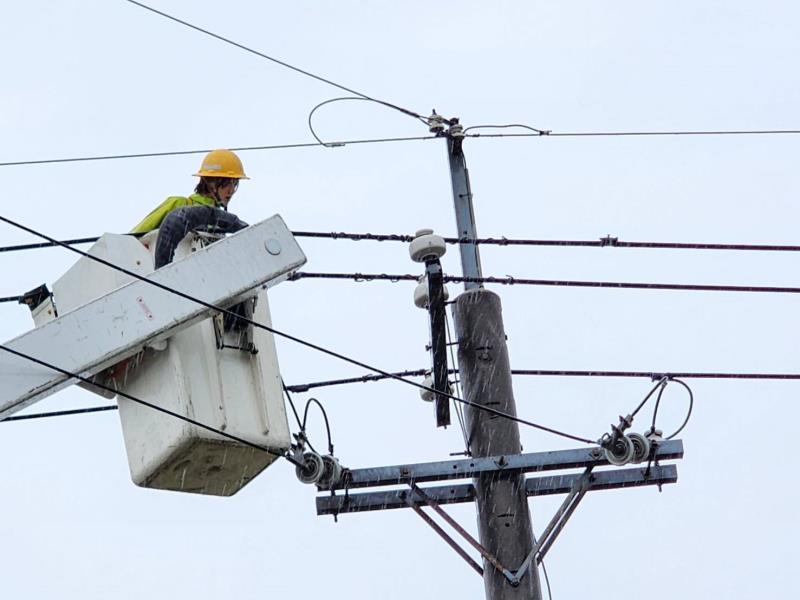 丹娜絲颱風重創溪北地區  台電新竹隊與屏東隊相繼馳援六甲區復電