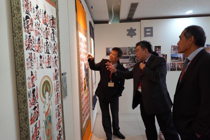 校務評鑑委員參觀學生學習成果展。