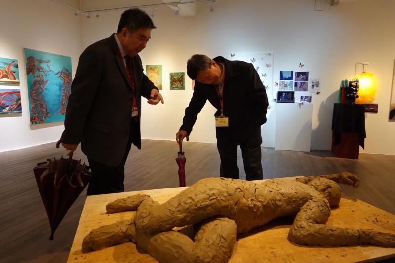 校務評鑑委員參觀美術與文創學系創作展。