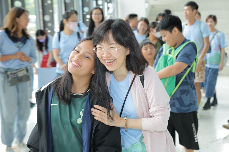 每次相見歡，讓永豐餘志工與孩子的感情增溫，感受實體見面的溫度。 