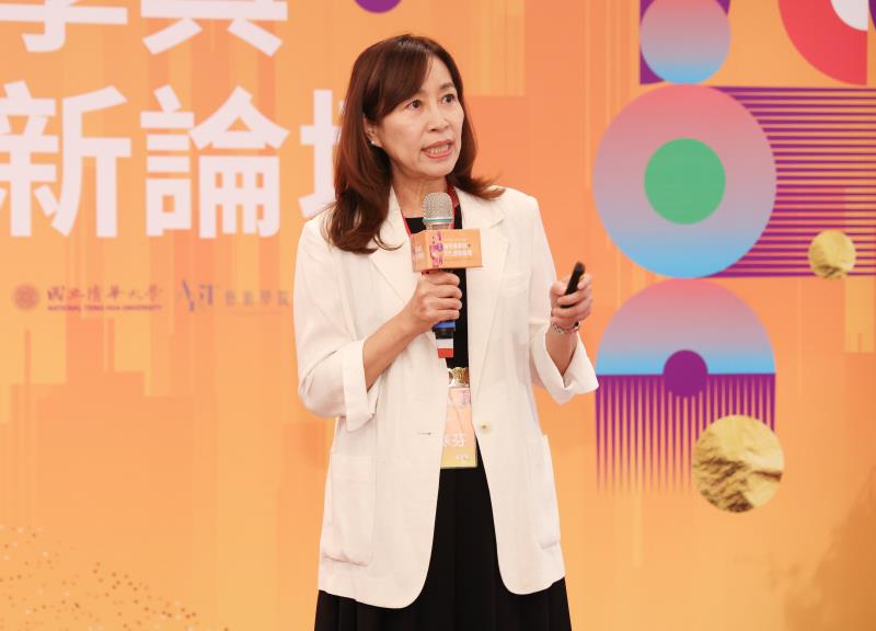 凌華教育基金會倪寒芬董事長，分享「以凌華為本：串聯文化與社群，拓展國際交流新契機」。