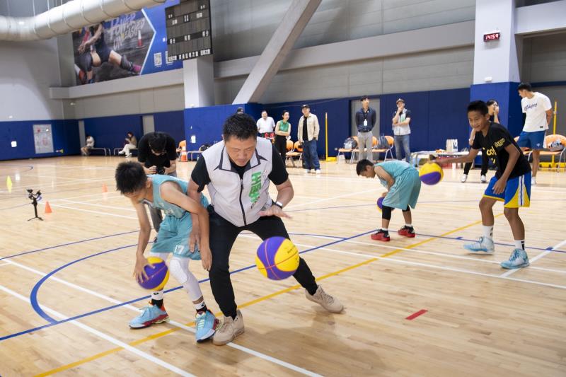 台北市議員王閔生積極防守，避免被小球員抄球.