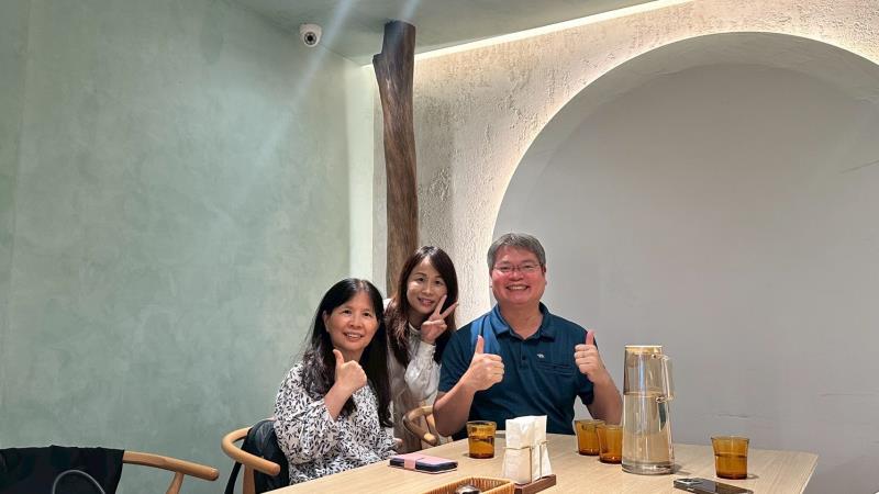 臺北大學蔬食研究社指導老師蔡顯童教授(右一)、長期關注蔬食推廣的企管系林婷鈴教授(左一)，一同出席本次活動。