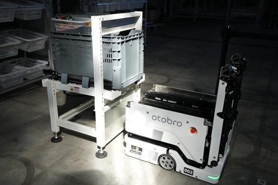 otobro HPC機器人與工作站協同作業，有效提升揀貨效率與準確度。