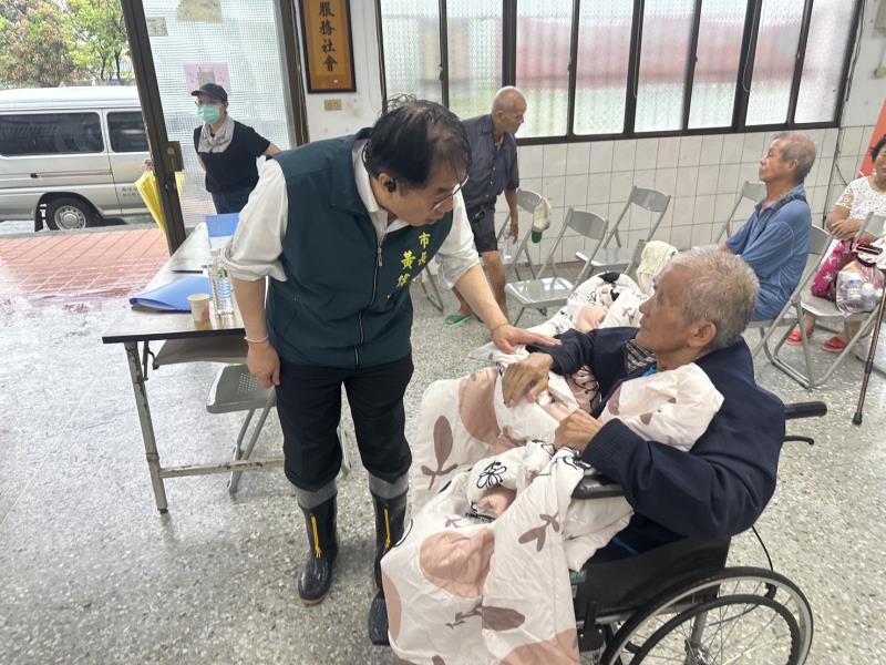 0728豪雨造成後壁積淹水 黃偉哲第一時間趕赴現場關心居民安置情形。