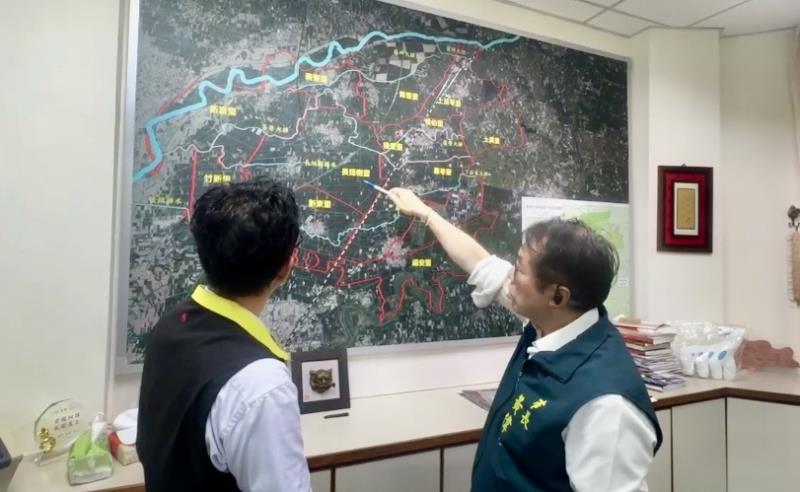 0728豪雨造成後壁積淹水 黃偉哲第一時間趕赴現場關心居民安置情形。