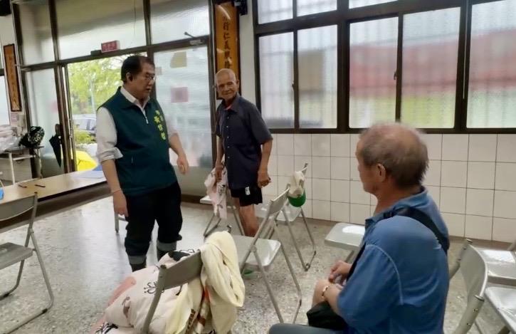 0728豪雨造成後壁積淹水 黃偉哲第一時間趕赴現場關心居民安置情形。
