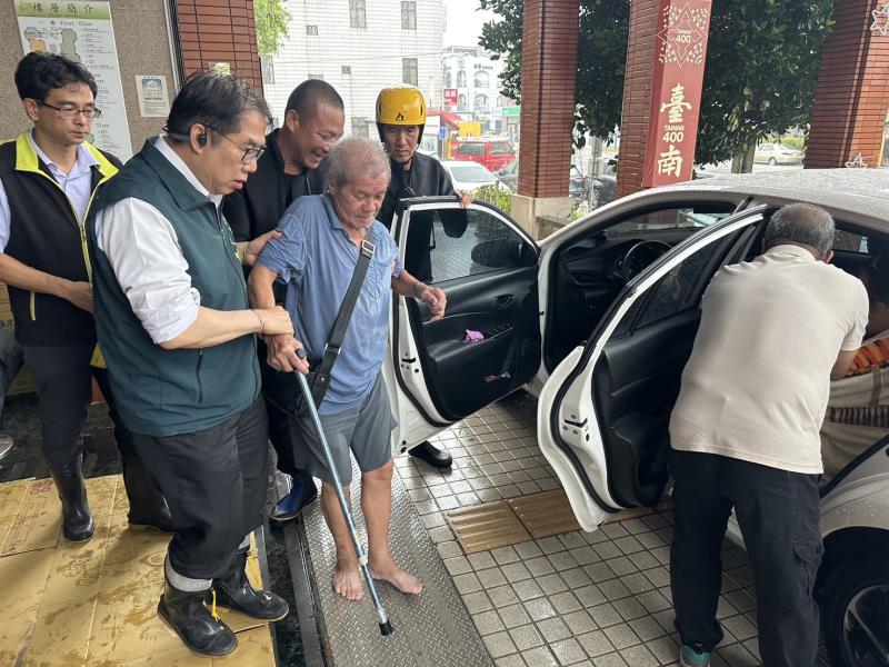 0728豪雨造成後壁積淹水 黃偉哲第一時間趕赴現場關心居民安置情形。