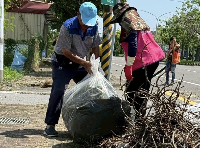 黃偉哲感謝受災戶投入臨工　成重建家園與登革熱防治重要力量