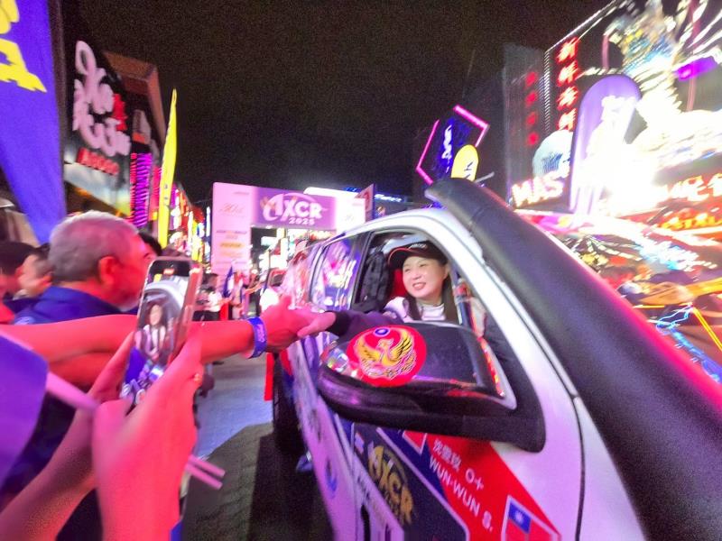 台灣消防員與人氣YouTuber亮相芭堤雅　成亞洲拉力賽發車儀式焦點