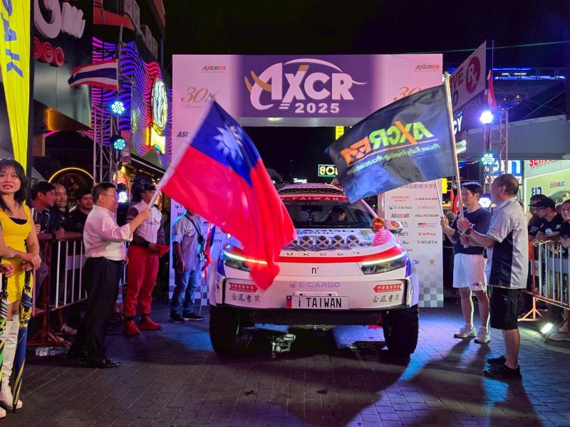 台灣消防員與人氣YouTuber亮相芭堤雅　成亞洲拉力賽發車儀式焦點