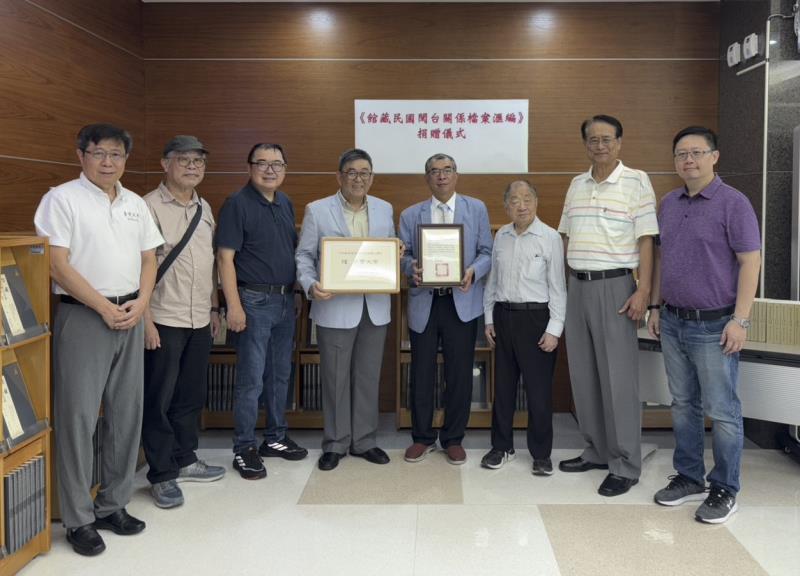 華梵大學李天任校長（左四）於贈書儀式與出版協會楊蓮福理事長（右四）等貴賓合影。