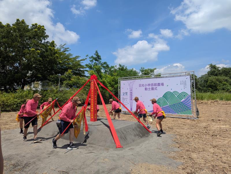 日光小林大鼓陣為低碳韌性農場動土祈福，象徵社區、蓋婭智壤科技與多方夥伴齊心協力，開啟台灣農村氣候調適與永續轉型的新篇章。
