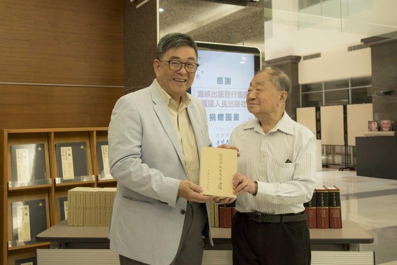 萬卷樓圖書公司梁錦興總經理（右）致贈《張其昀先生文集》全套29冊予華梵大學。
