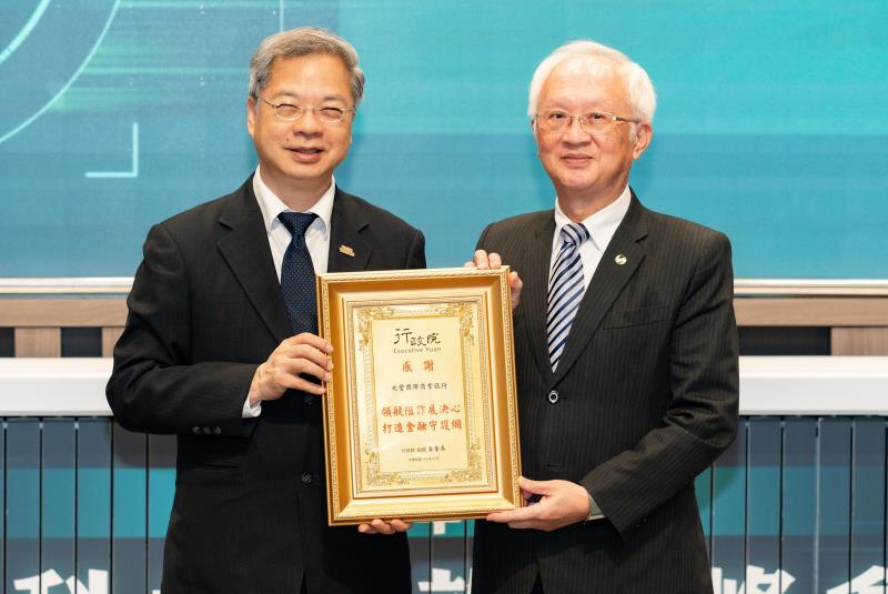 兆豐銀行積極響應政府防詐政策深獲肯定，行政院秘書長龔明鑫(左)13日出席「114年金融科技打詐高峰會」，表揚兆豐銀行積極投入防詐，由董事長董瑞斌(右)親自出席受獎。