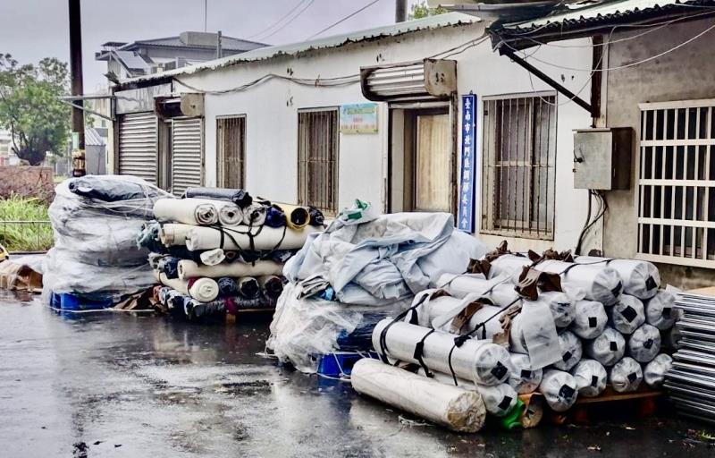 各區公所已預備大量帆布備用。