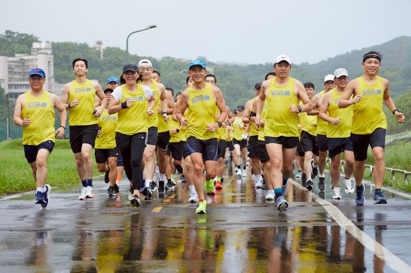 2025夏日熱血跑由董事長領軍起跑.