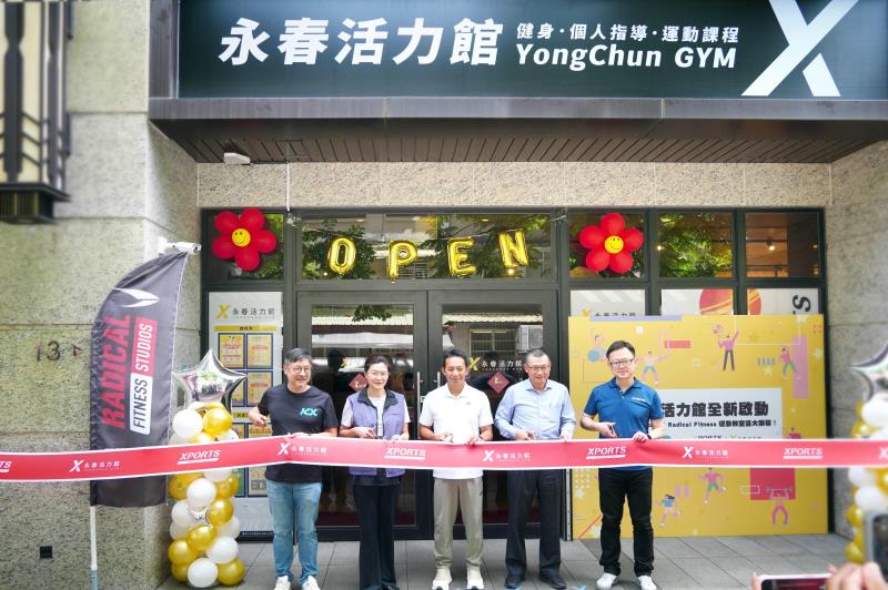 崇越科技旗下XPORTS永春活力館盛大開幕。(剪綵貴賓由左而右：維西杰史奎謙總經理、臺北市信義區健康服務中心周真貞主任、臺北市政府體育局羅國偉代理主任秘書、崇越集團副董事長賴杉桂博士、全越運動事業股份有限公司陳杰成董事長)