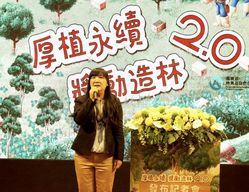 立委伍麗華指出，土地多元利用是很重要的課題，她進入立法院後，推動獎輔造林獎勵金提高、禁伐補償金提高、小型露營場合法化、原住民族地區自然碳匯、原保地貸款政策、高山農業復振到小米入營養午餐等等，就是為了讓原住民族土地能有更多元的利用。