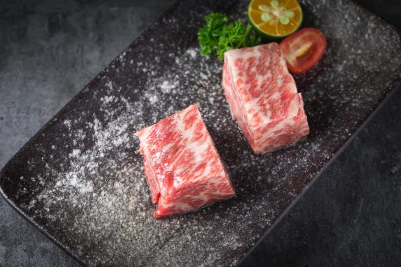 胡同經典肉品-達拉斯，取自安格斯黑牛小排精華。