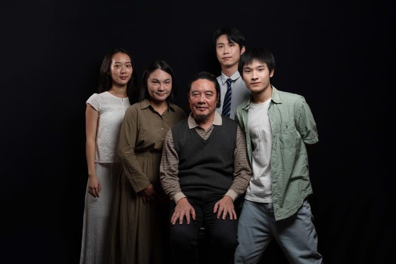 《咱兜 ián tau》演員，左起：張馨方、陳曉嵐、葉子彥、張育誠、何晉宇。

