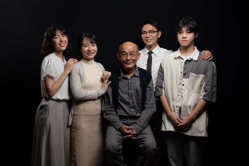 《咱兜 ián tau》演員，左起：王雲華、陳姿均、黃光益、王泰臻、張詠勛。