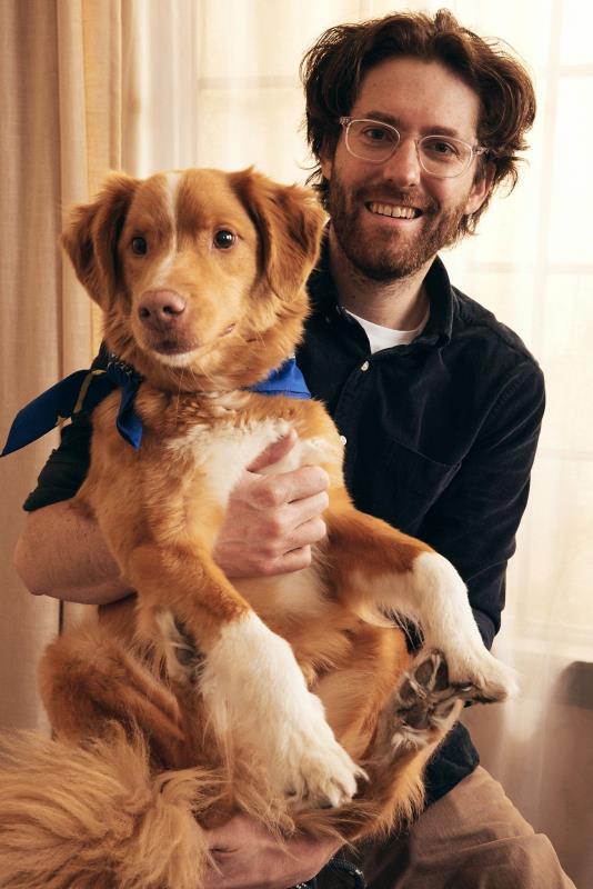 《乖狗狗》(Good Boy)導演班利昂伯格(Ben Leonberg)與狗主角印第(Indy)。
