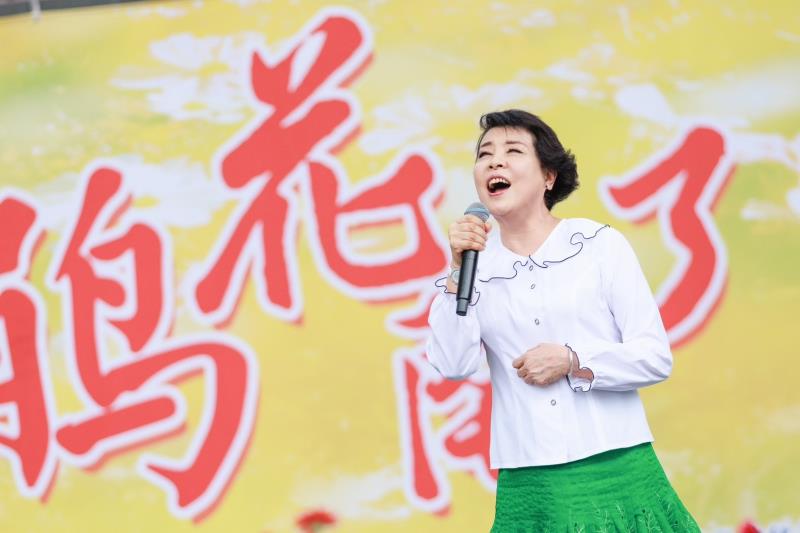 9/6午3時「清風幽徑為知音」郭博州創作個展，簡文秀高歌祝福。

