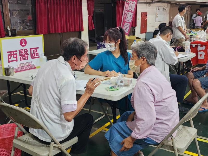 溫情送暖  災後義診溫暖列車開到六甲