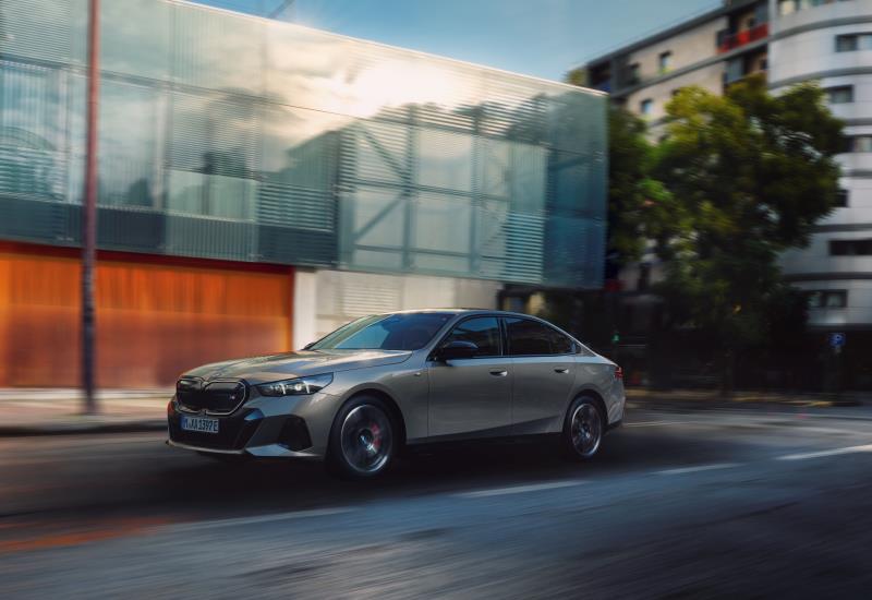 全新 2026 年式 BMWi5 與 i5 Touring 全面導入新一代碳化矽（SiC）逆變器技術，大幅提升能量轉換效率與續航里程，帶來更卓越的電能表現與駕馭體驗。其中，BMW i5 與 i5 Touring 除了導入碳化矽逆變器，更同步升級低滾阻輪胎與優化輪軸軸承結構，顯著提升能源效率。