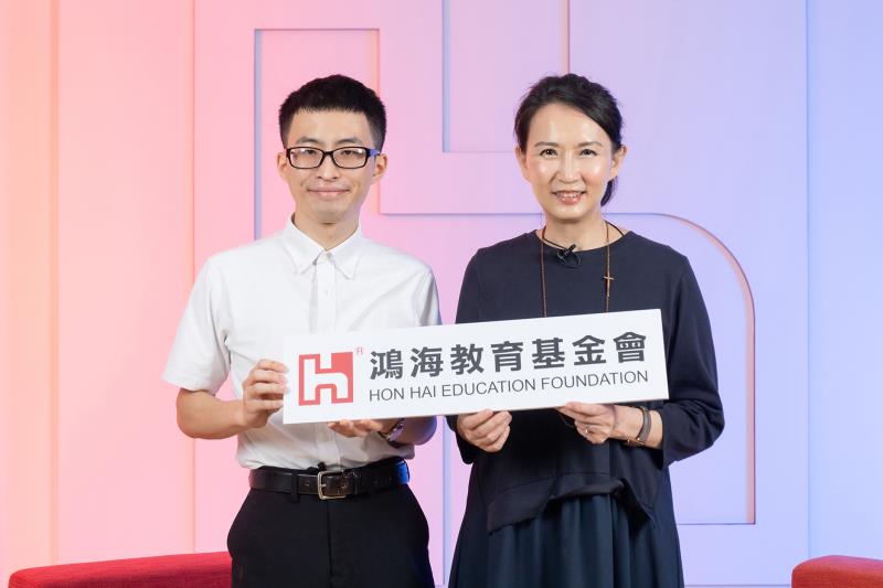 第八屆得主廷宇受邀參與專訪，與鴻海教育基金會執行長汪用和合影。