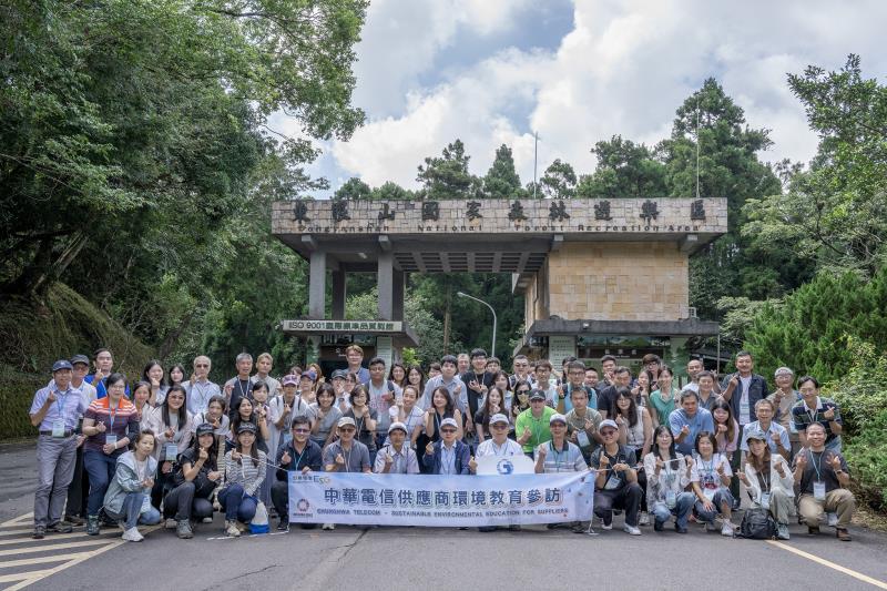 中華電信行政執行副總經理洪維國(前排左七)與中華電信供應商代表於桃園東眼山自然教育中心合影，參與「2025中華電信供應商環境教育參訪」，實地體驗永續林業與竹林保育行動
