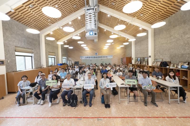 中華電信行政執行副總經理洪維國(前排左五)與供應處副總經理詹迪堯(前排左四)偕同供應商代表於「東眼山國家森林遊樂區自然教育中心」參與環境教育課程，透過專業講師分享與互動學習，強化對國產材與竹林輔育的認知，農業部林業及自然保育署新竹分署分署長夏榮生(前排右四)出席共同參與。