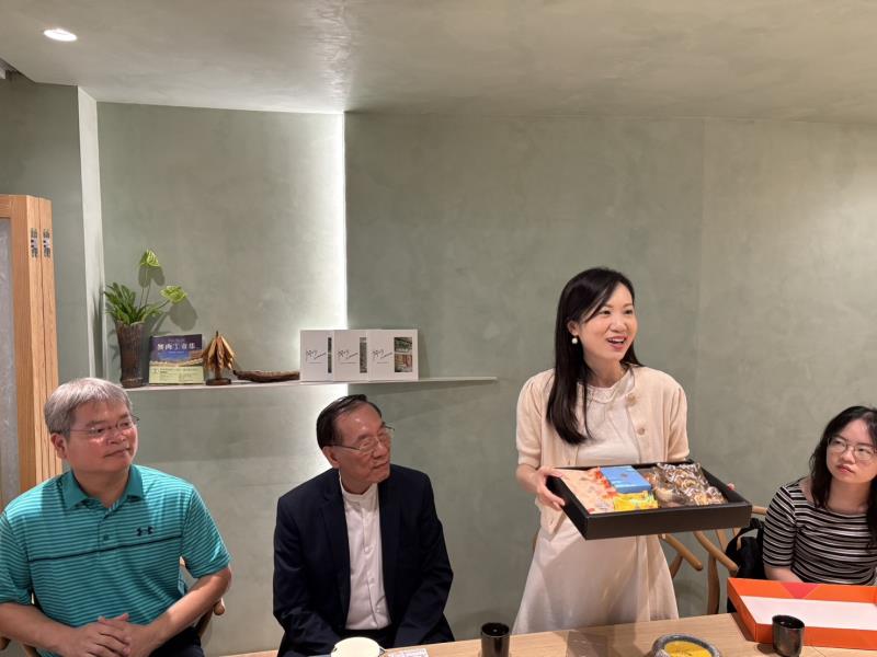 一之軒永續長廖珮綺(右二)解說一之軒純素產品特色。
