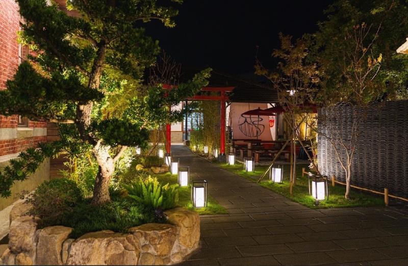 榕苑夜間燈光造景優雅，其餐點美味精緻，值得造訪。(榕苑提供)