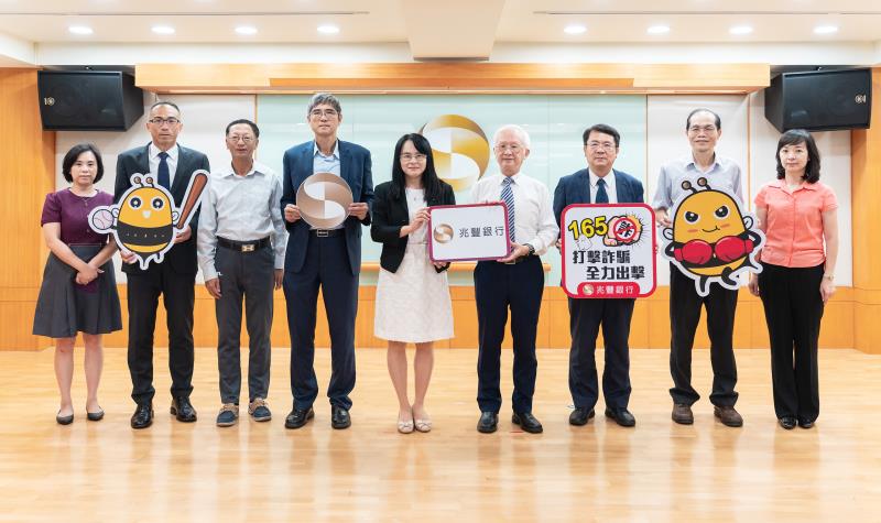 兆豐銀行9日舉辦防制洗錢及打擊資恐專題講座，兆豐銀行董事長董瑞斌(右四)率領董事及集團高階主管參加，並邀請臺灣高等檢察署檢察官蘇佩鈺(中)分享強化防制洗錢與應對風險控管的實務經驗。