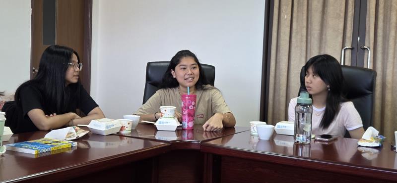 華梵大學智慧生活設計學系三年級劉伊娣（中）分享從印尼來台念書的趣事。
