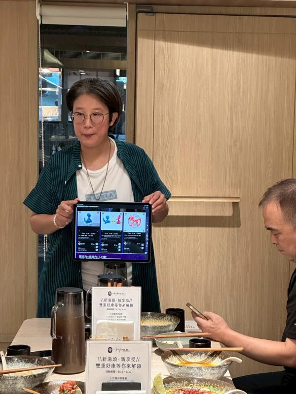 社員盧立慧以當代藝術投資市場與趨勢為題，在活動中與社員分享。