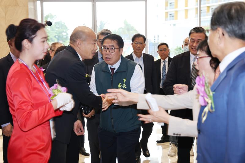 大會開幕前黃市長向韓國瑜院長寒暄致意。