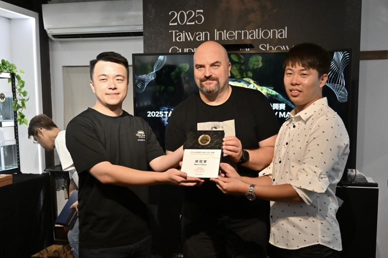 全場總冠軍由波蘭與台灣並列共同獲得。(圖_孔雀魚大師計畫提供)