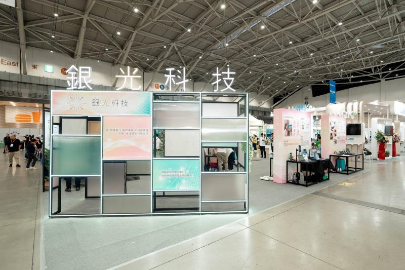 「銀光科技主題館」今日至9_27（六）於台北國際照顧博覽會南港展覽館一館4樓盛大登場（攤位編號：M0819），攜手14家科技廠商共同打造日照中心四大情境展區，完整重現智慧照護的日常應用，讓現場民眾、專業機構與跨域業者皆可親身體驗。